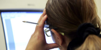 Lavorare più di 55 ore a settimana aumenta il rischio di ictus